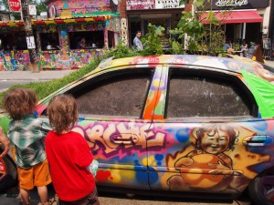 ペイントされた車を見る子供