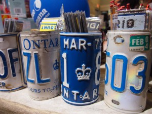 ナンバープレートで作られたペンたて