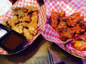 バスケットに入ったハーフ&ハーフのチキン