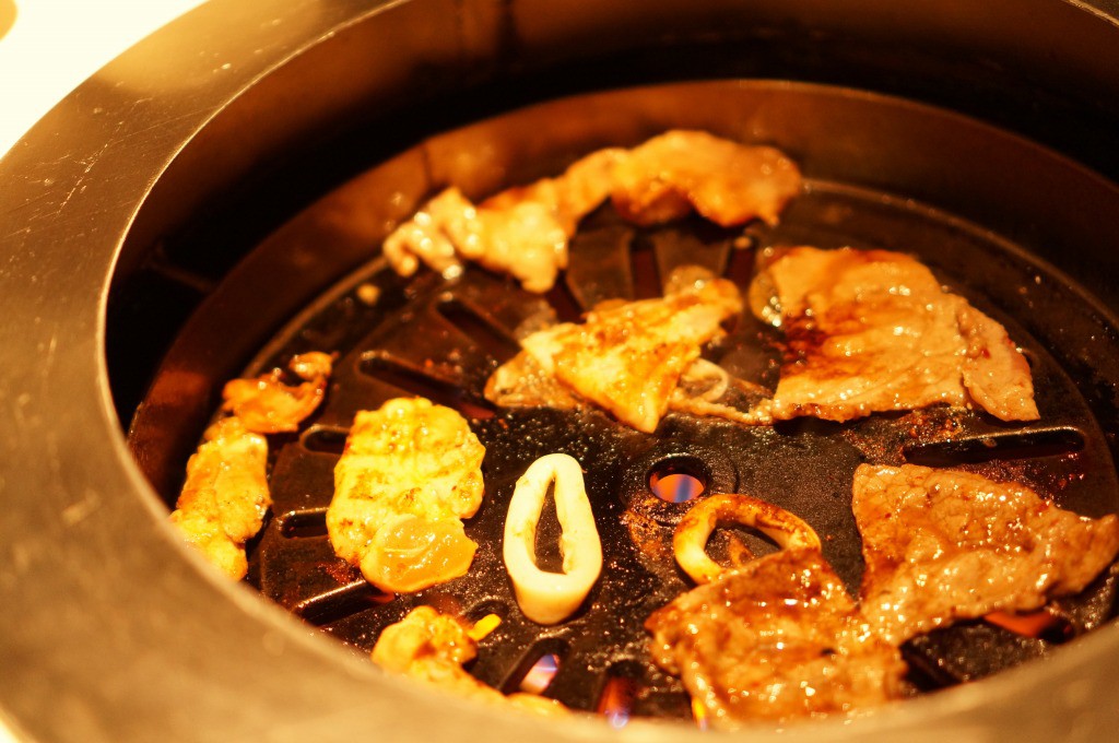 鉄板の上でお肉を焼く