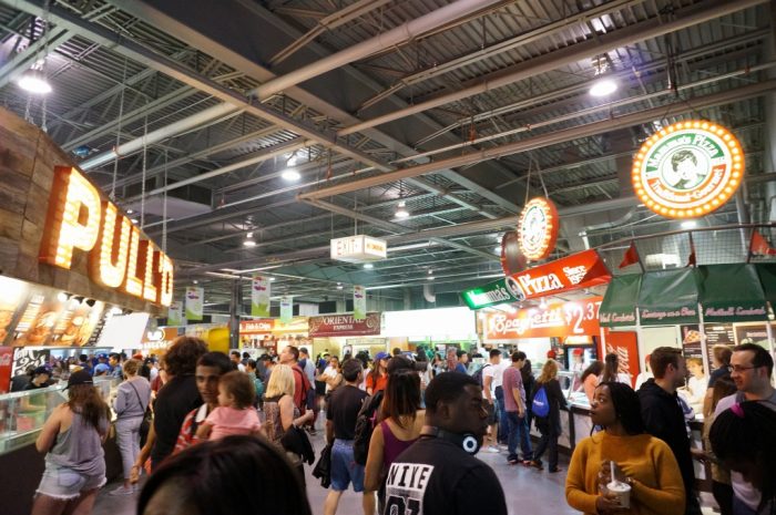 人でいっぱいのフードコート