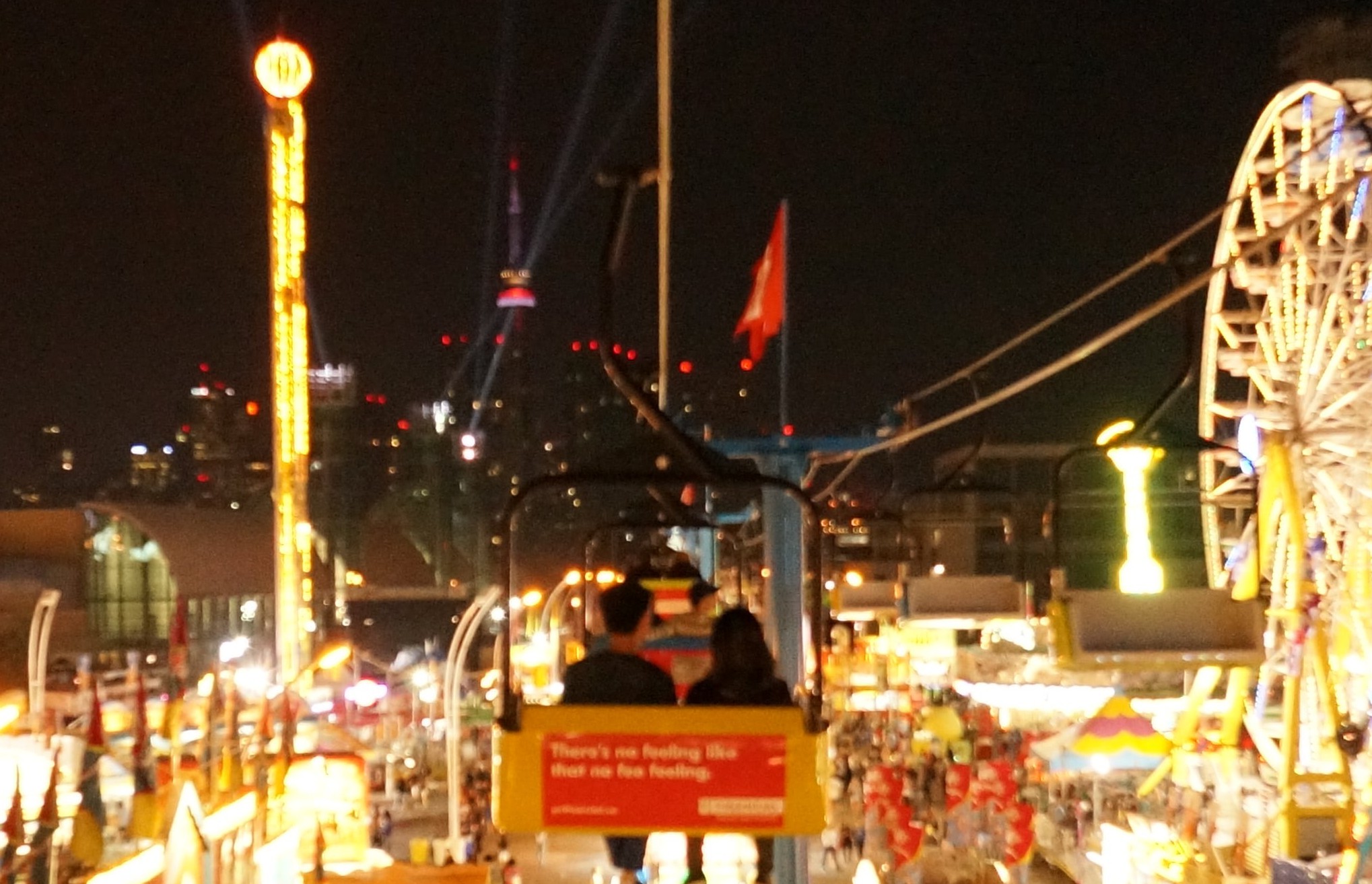 CNE会場の奥に見えるトロントの夜景